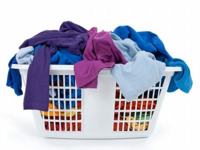 Tách riêng áo đồng phục với quần áo khác khi giặt