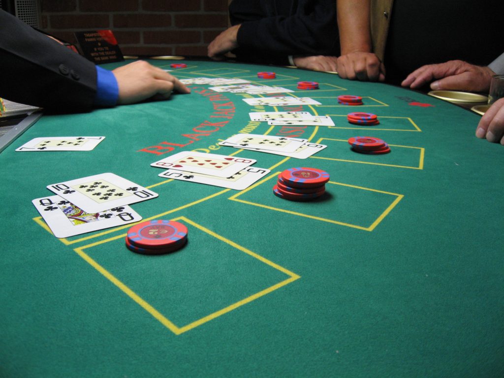 Mục tiêu của trò chơi Blackjack là đạt được điểm số cao hơn người chia bài mà không vượt quá 21